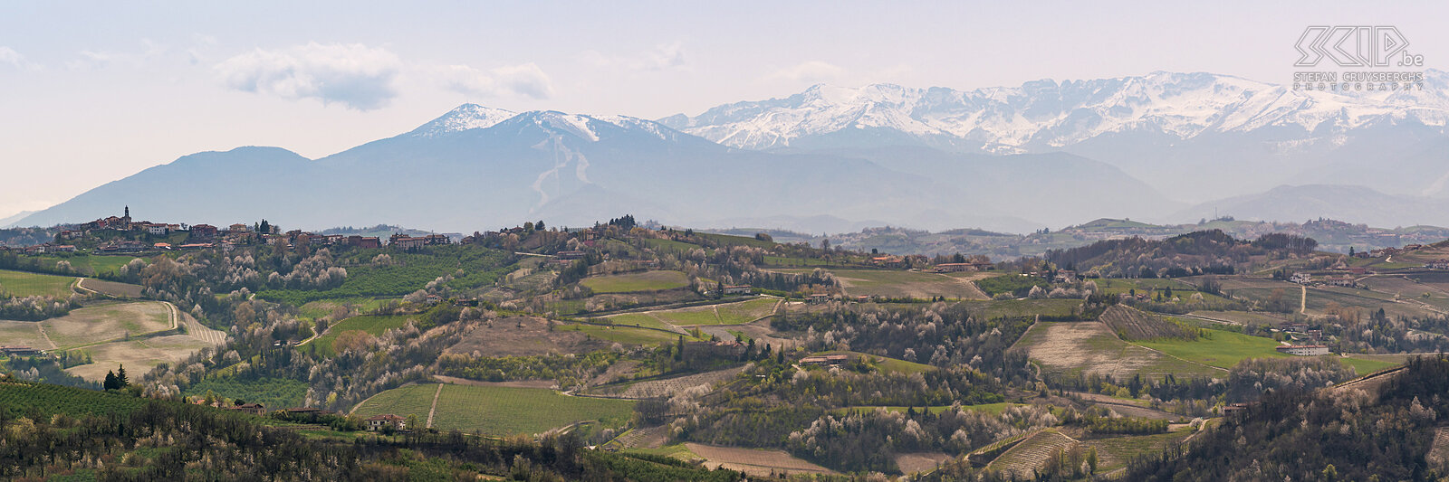 Langhe regio Panorama beeld van de heuvelachtige Langhe regio met de vele beroemde wijngaarden en pittoreske dorpjes op de heuvels Stefan Cruysberghs